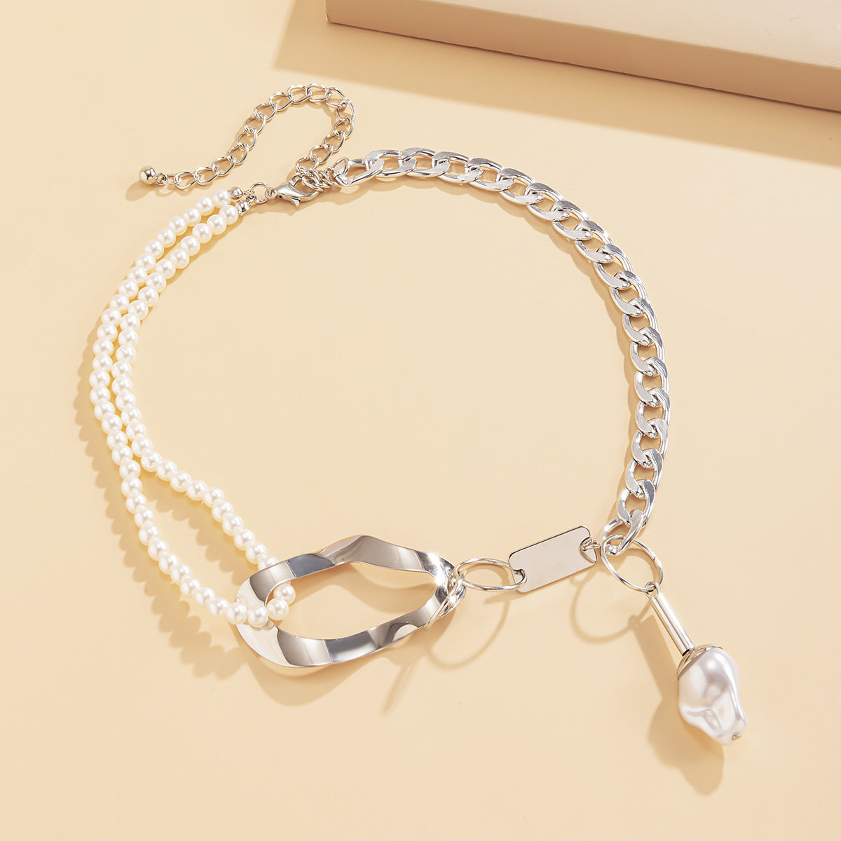 Hip-hop Shaped Pearl Stitching Clavicle Chain